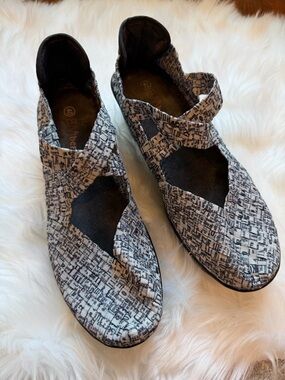 bernie mev. Lulia Newsprint Black White Woven Shoes wedge size 40